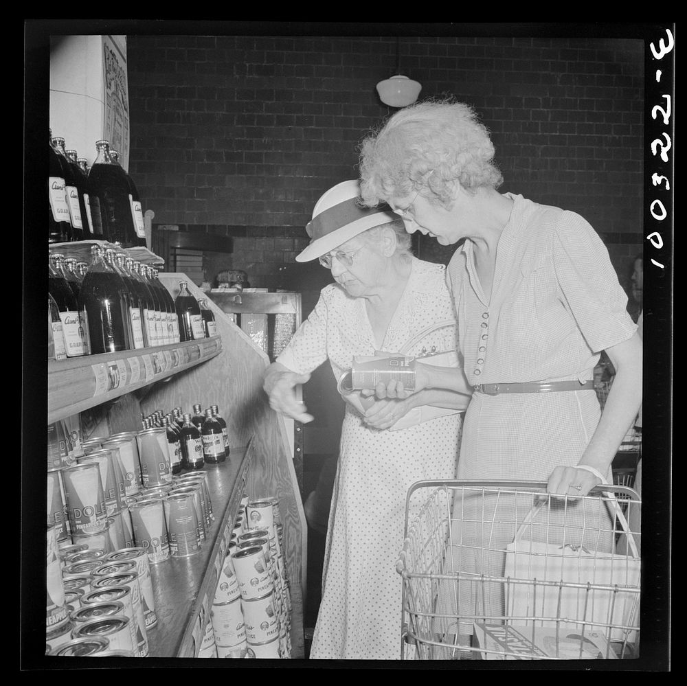 Washington, D.C. Customers in the Giant Food shopping center on Wisconsin Avenue. Sourced from the Library of Congress.