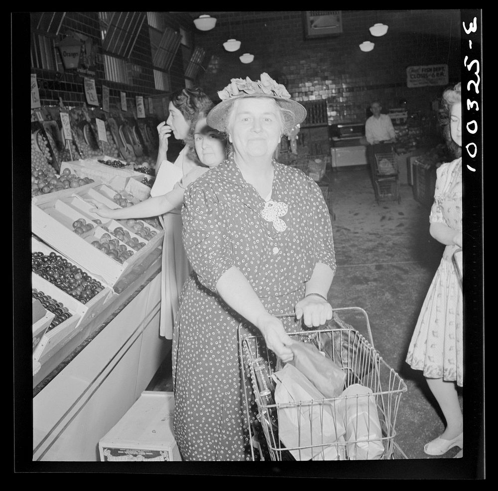 [Untitled photo, possibly related to: Washington, D.C. Customers in the Giant Food shopping center on Wisconsin Avenue].…