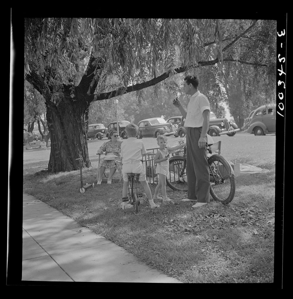 [Untitled photo, possibly related to: Washington, D.C. Family at Haines Point [i.e. Hains Point] on Sunday]. Sourced from…