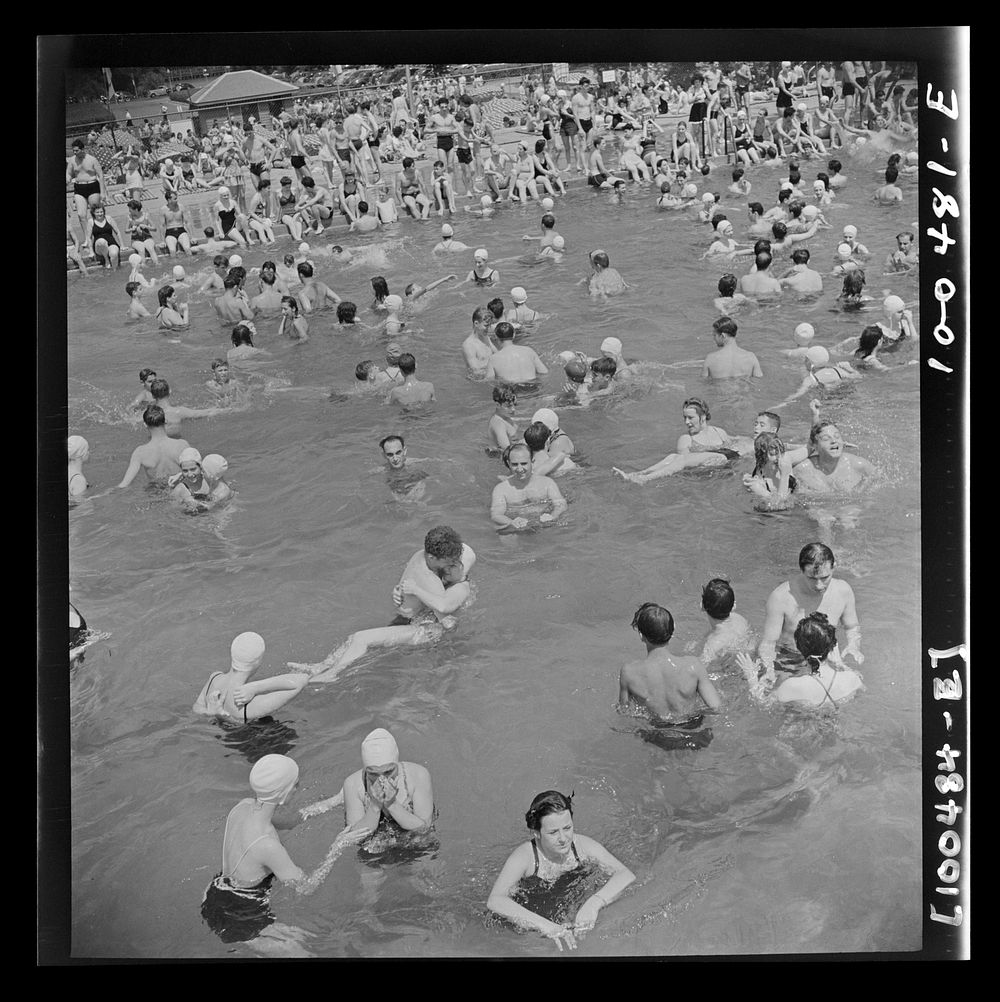 Washington, D.C. Sunday swimmers at the municipal swimming pool. Sourced from the Library of Congress.