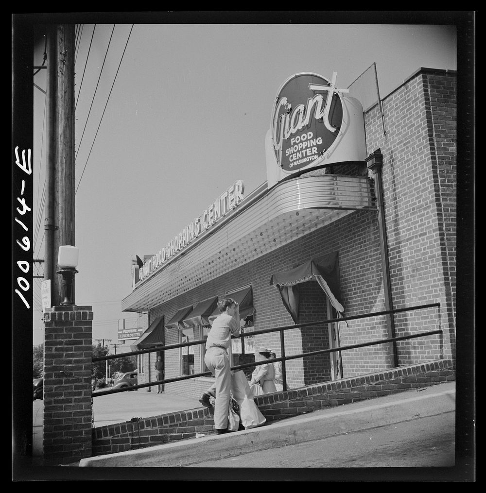 [Untitled photo, possibly related to: Wa]shington, D.C. Customers leaving the Giant Food shopping center on Wisconsin…