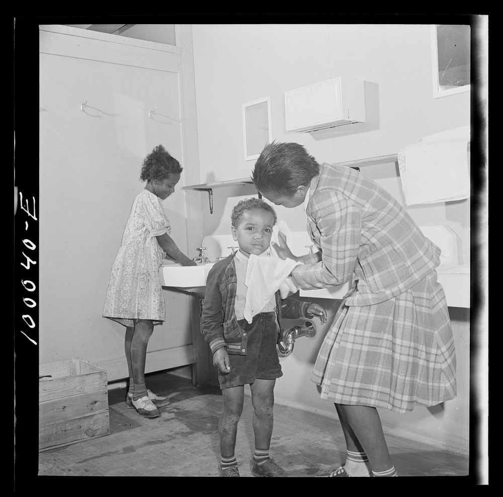 Arlington, Virginia. FSA (Farm Security Administration) trailer camp project for es. Washing facilities in the community…