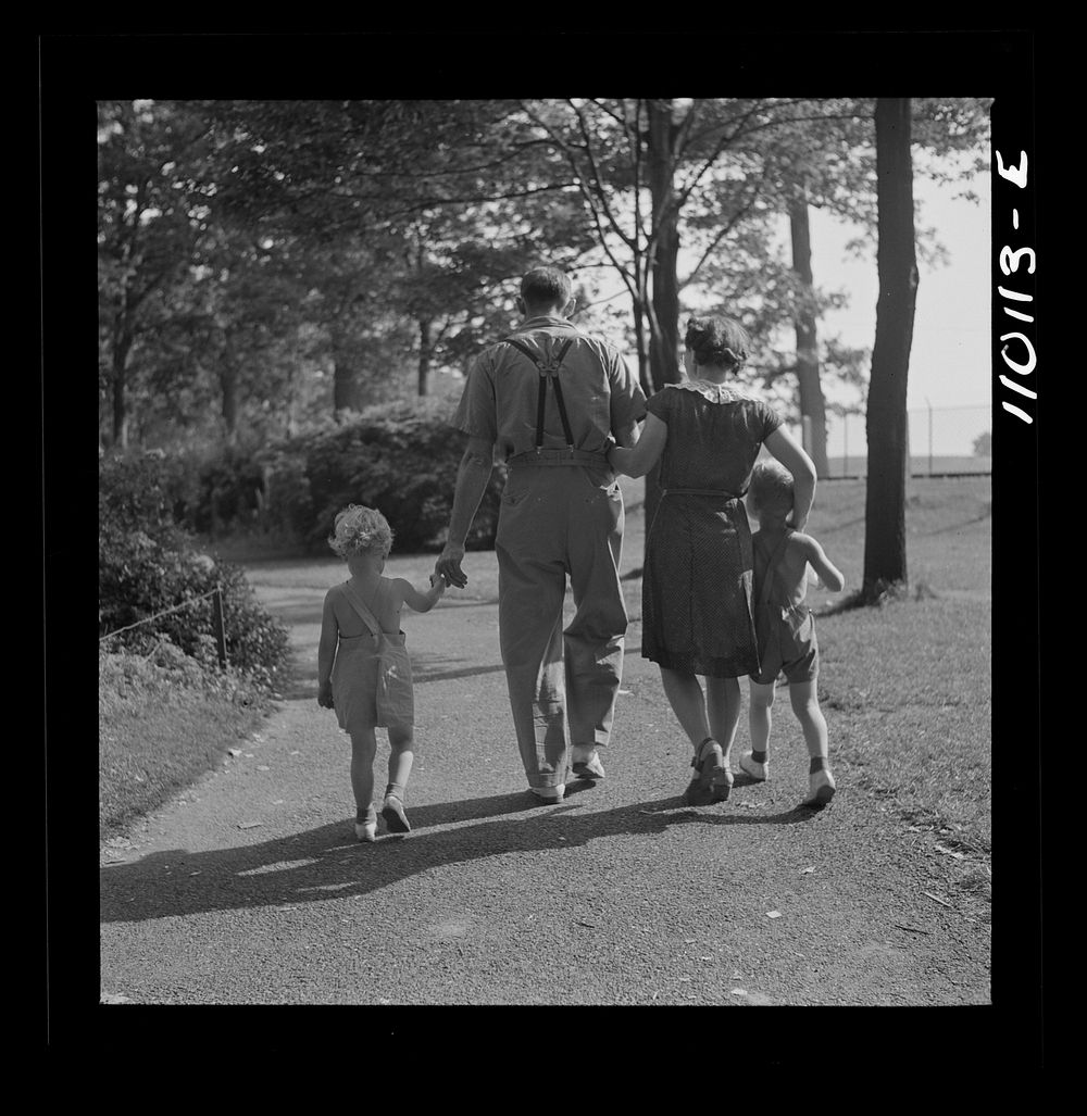 Detroit, Michigan. Worker and family in the zoological park. Sourced from the Library of Congress.