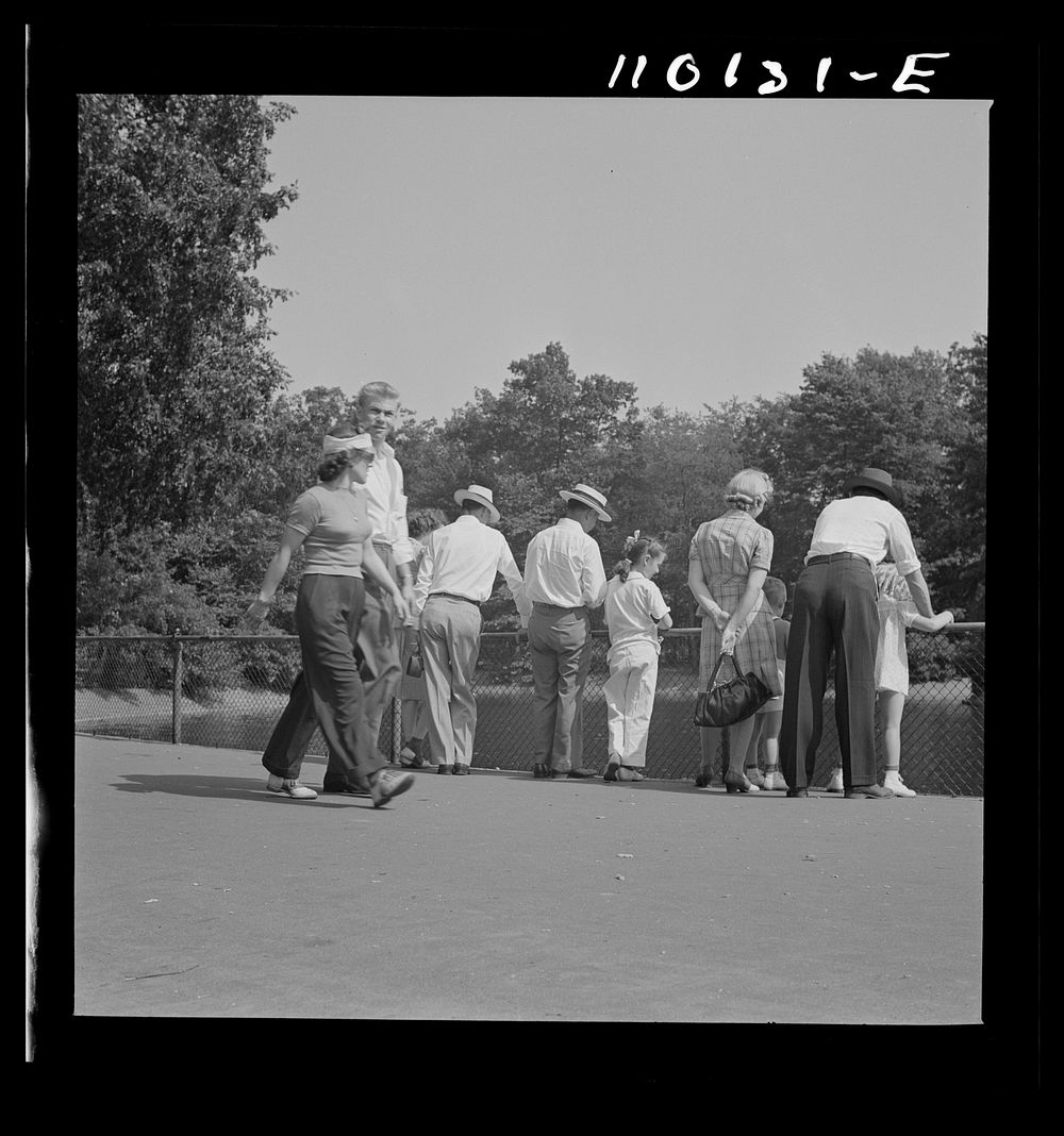 Detroit, Michigan. Spectators at zoological park. Sourced from the Library of Congress.