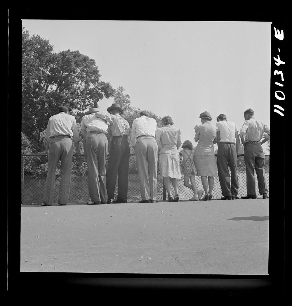 Detroit, Michigan. Spectators at zoological park. Sourced from the Library of Congress.