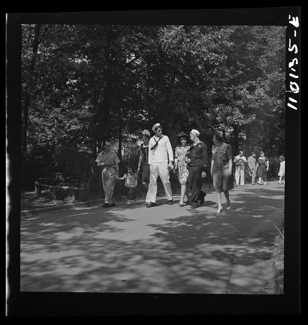 Detroit, Michigan. Sailors and girls at zoological park. Sourced from the Library of Congress.