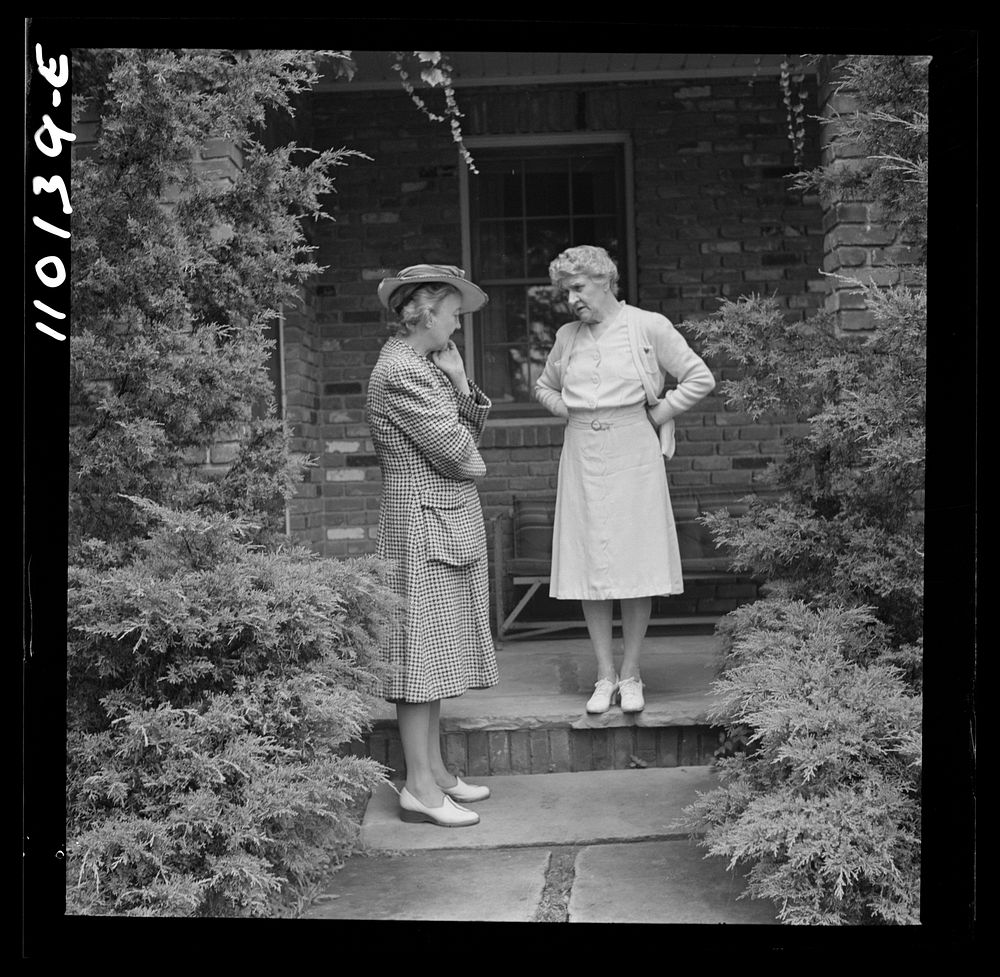 Detroit, Michigan. Mother of Dorothy Kemp Roosevelt with visitor. Sourced from the Library of Congress.
