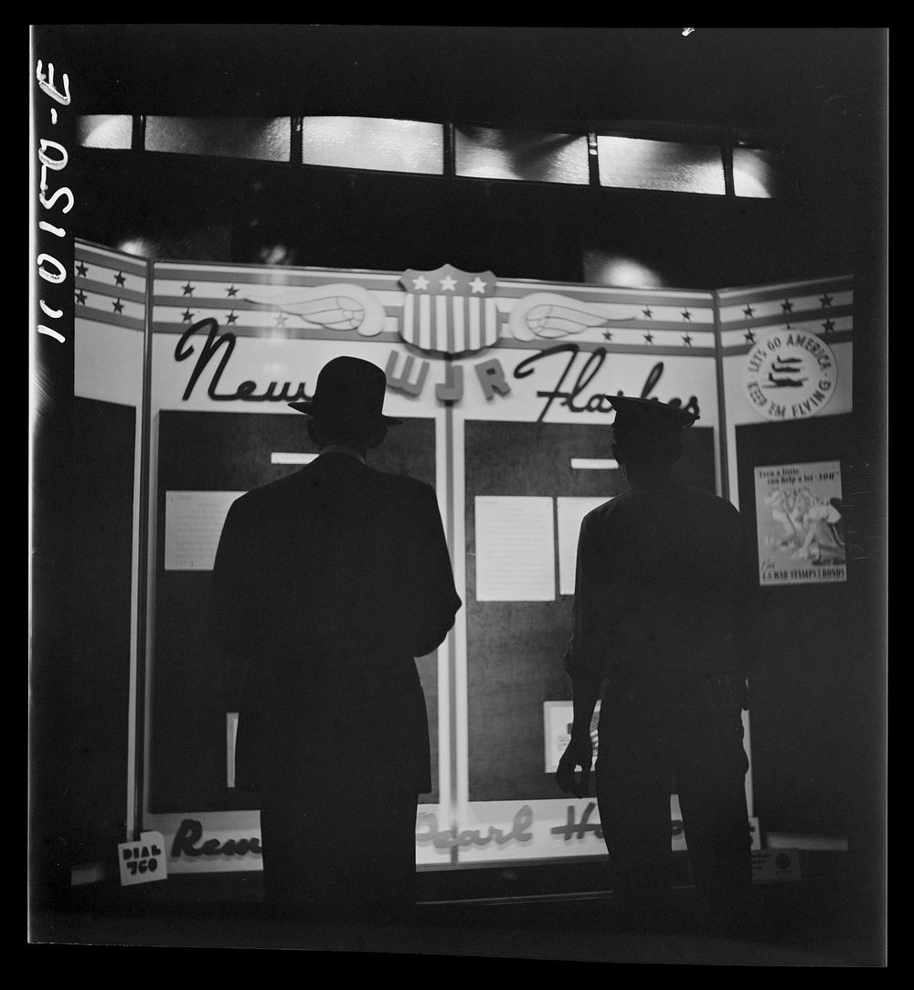Detroit, Michigan. Spectators watching news flashes in a window. Sourced from the Library of Congress.