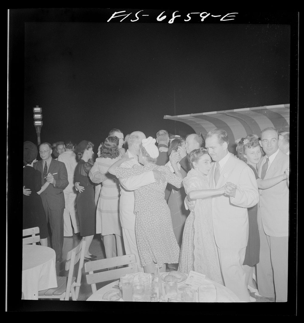 Washington, D.C. Dancing on the Starlight of the Roger Smith hotel. Sourced from the Library of Congress.