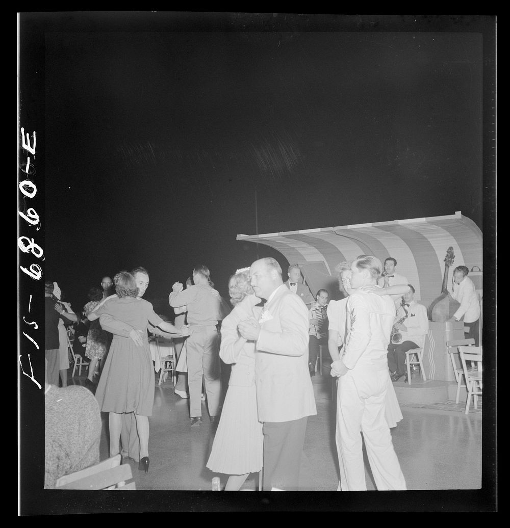 Washington, D.C. Dancing on the Starlight roof of the Roger Smith hotel. Sourced from the Library of Congress.