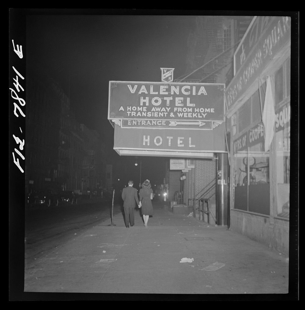 New York, New York. Bowery hotel about midnight. Sourced from the Library of Congress.