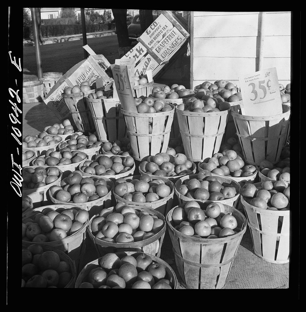 Lititz, Pennsylvania. Lancaster County apples for sale outside grocery store. Sourced from the Library of Congress.