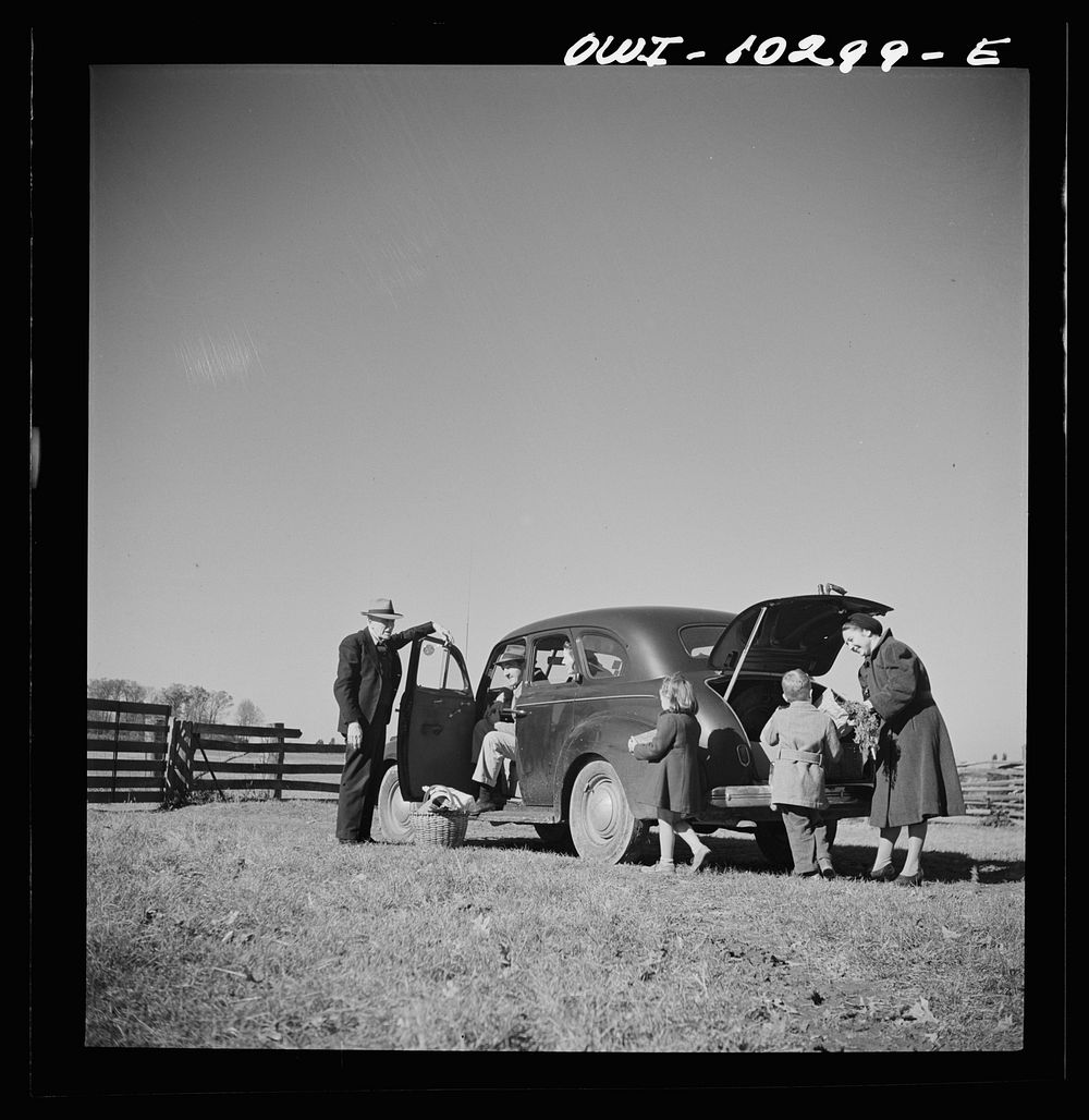 Montgomery County, Maryland. Farmers sharing a car on market day. Sourced from the Library of Congress.