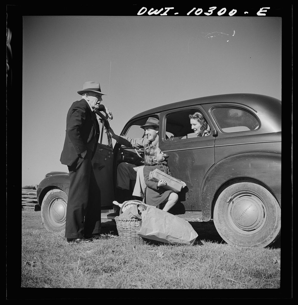 Montgomery County, Maryland. Farmers sharing a car on market day. Sourced from the Library of Congress.