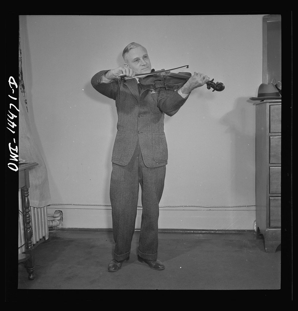 New York, New York. Italian violinist. Sourced from the Library of Congress.