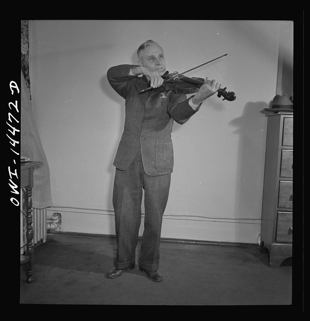 New York, New York. Italian violinist. Sourced from the Library of Congress.