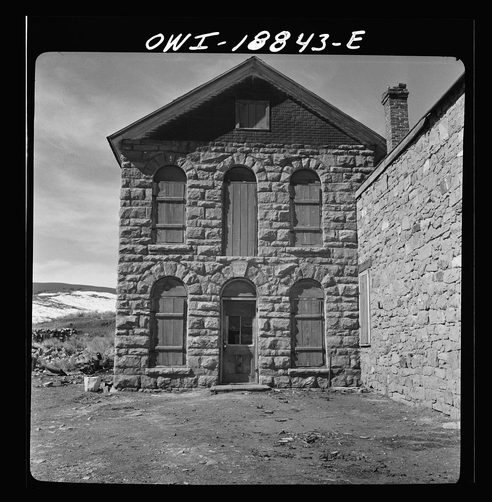Elizabethtown, New Mexico. A hotel built by George Mutz's father in the gold rush days. Sourced from the Library of Congress.