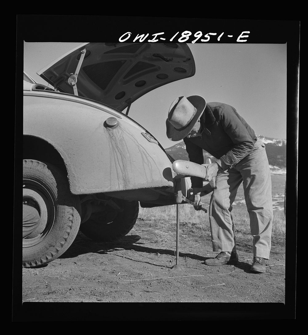 Moreno Valley, Colfax County, New Mexico. George Turner changing a tire. Sourced from the Library of Congress.