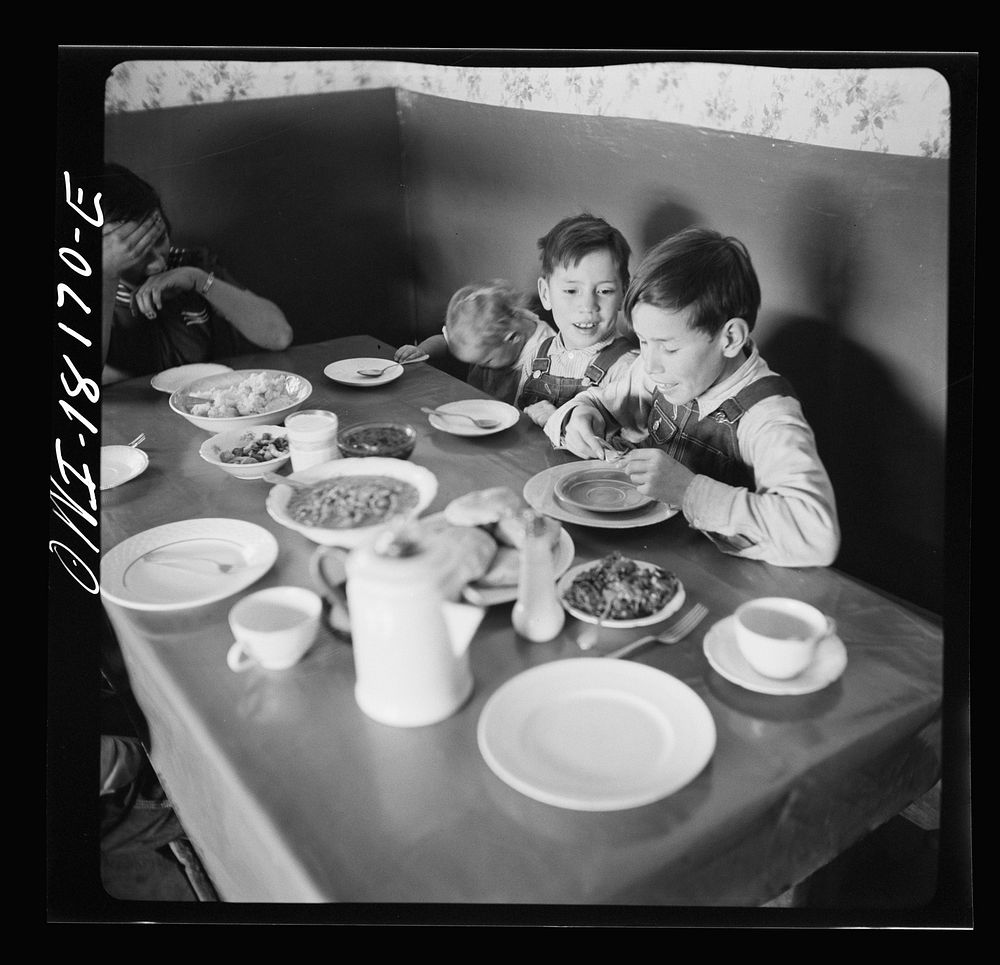 [Untitled photo, possibly related to: Trampas, New Mexico. Noon day meal at the home of Juan Lopez, majordomo (mayor)].…