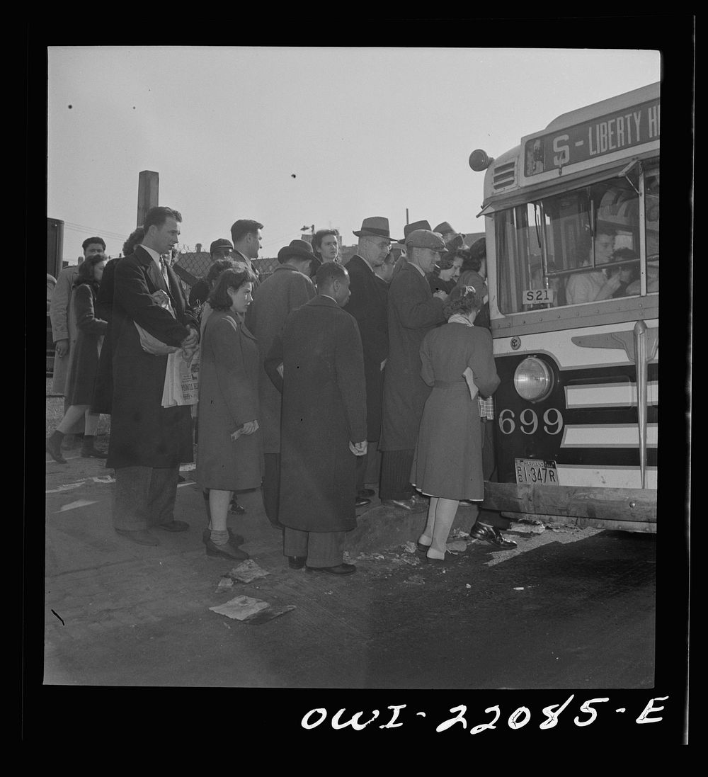 Baltimore, Maryland. Boarding a bus at four p.m.. Sourced from the Library of Congress.