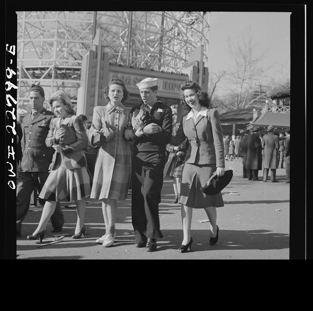 Glen Echo, Maryland. Servicemen and girls at the amusement park. Sourced from the Library of Congress.