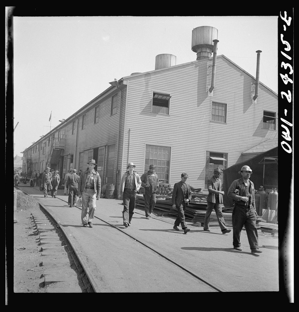 Bethlehem-Fairfield shipyards, Baltimore, Maryland. View of the riggers building. Sourced from the Library of Congress.