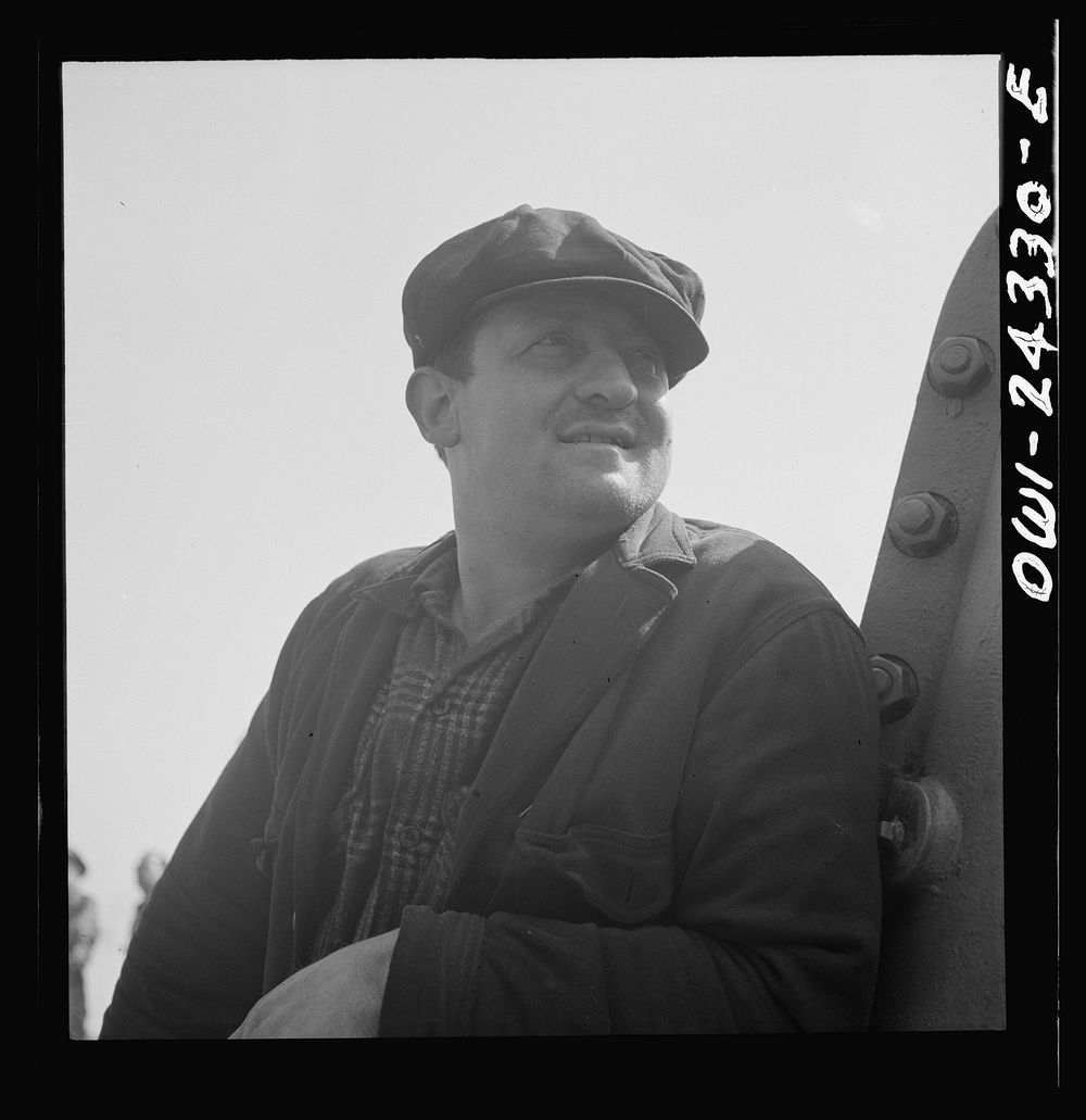 Bethlehem-Fairfield shipyards, Baltimore, Maryland. Shipyard worker. Sourced from the Library of Congress.