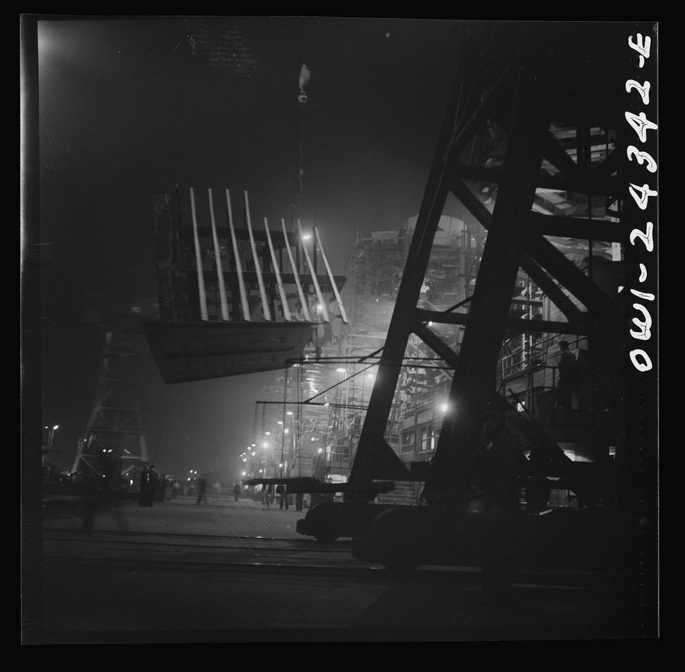[Untitled photo, possibly related to: Bethlehem-Fairfield shipyards, Baltimore, Maryland. Lifting an after peak section].…
