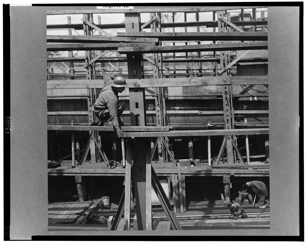 Bethlehem-Fairfield shipyards, Baltimore, Maryland. A shipyard worker erecting staging. Sourced from the Library of Congress.