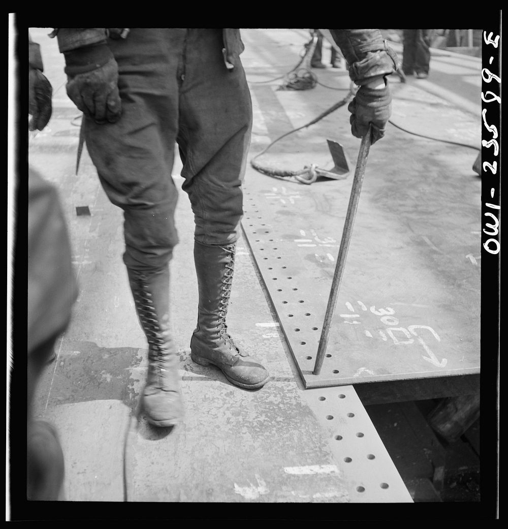 Bethlehem-Fairfield shipyards, Baltimore, Maryland. Erecting bottom shell plates. Sourced from the Library of Congress.