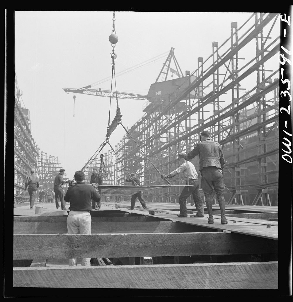 Bethlehem-Fairfield shipyards, Baltimore, Maryland. Erecting bottom shell plates. Sourced from the Library of Congress.