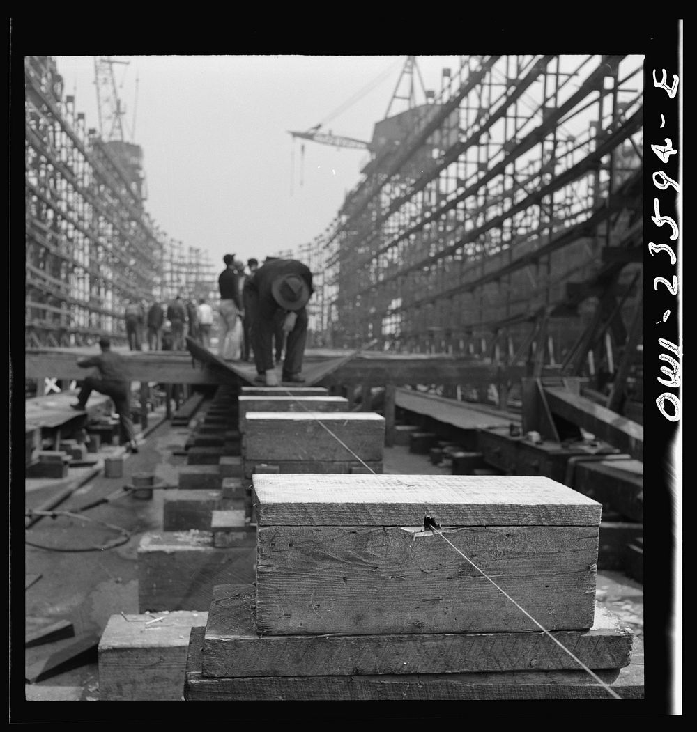 Bethlehem-Fairfield shipyards, Baltimore, Maryland. Erecting a flat keel. Sourced from the Library of Congress.