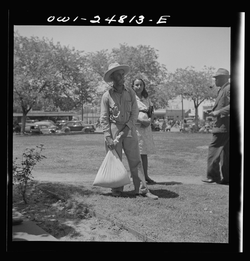 San Augustine, Texas. Mexicans in courthouse square on Saturday afternoon. Sourced from the Library of Congress.