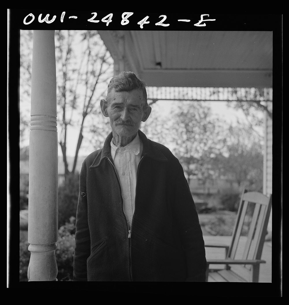 [Untitled photo, possibly related to: San Augustine, Texas. Old resident]. Sourced from the Library of Congress.
