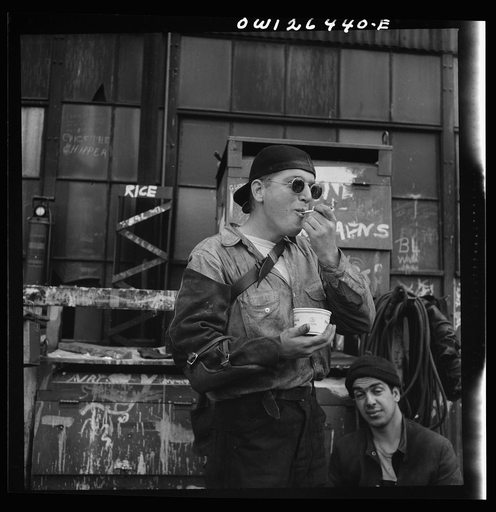 [Untitled photo, possibly related to: Bethlehem-Fairfield shipyards, Baltimore, Maryland. A welder eating ice cream].…