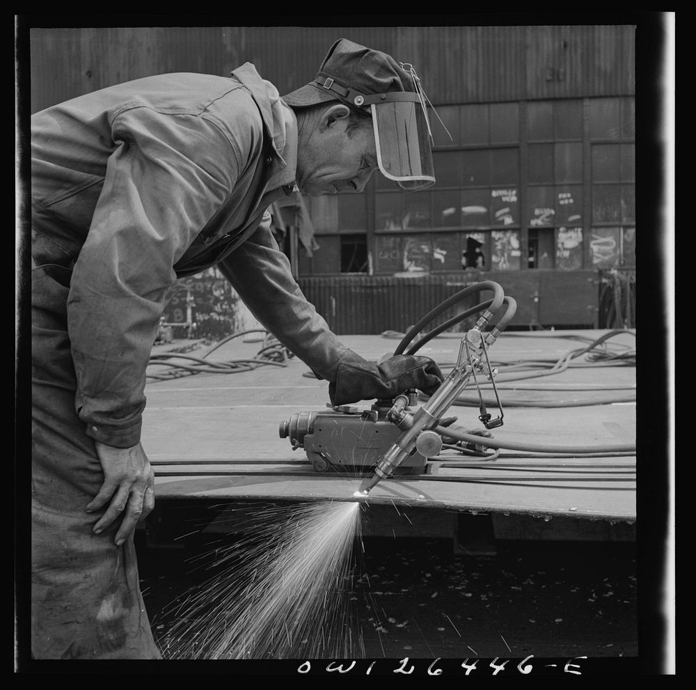 Bethlehem-Fairfield shipyards, Baltimore, Maryland. Burning off excess steel plate. Sourced from the Library of Congress.