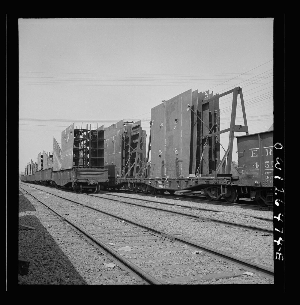 Bethlehem-Fairfield shipyards, Baltimore, Maryland. Method of attaching steel sections. Sourced from the Library of Congress.