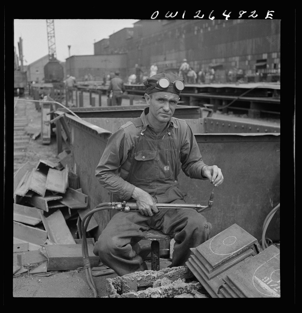 Bethlehem-Fairfield shipyards, Baltimore, Maryland. Burner with workmen. Sourced from the Library of Congress.