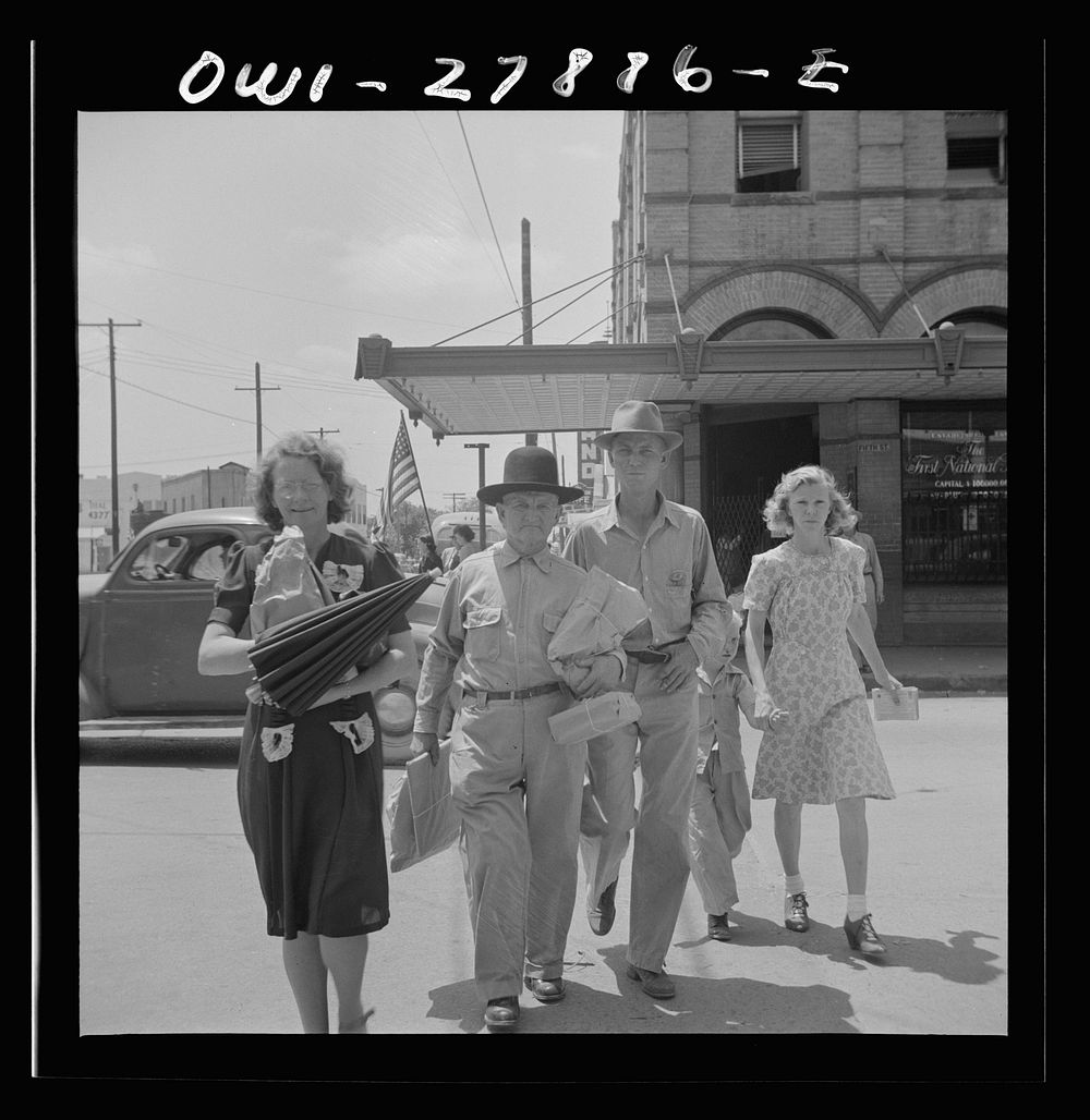 Orange, Texas. Shoppers. Sourced from the Library of Congress.
