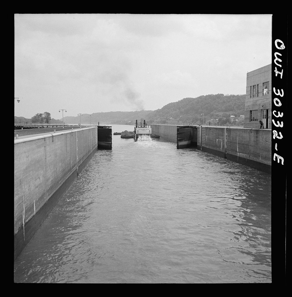 Gallipolis, Ohio. Lock gates closing after Katherine Davis had gone through. Sourced from the Library of Congress.