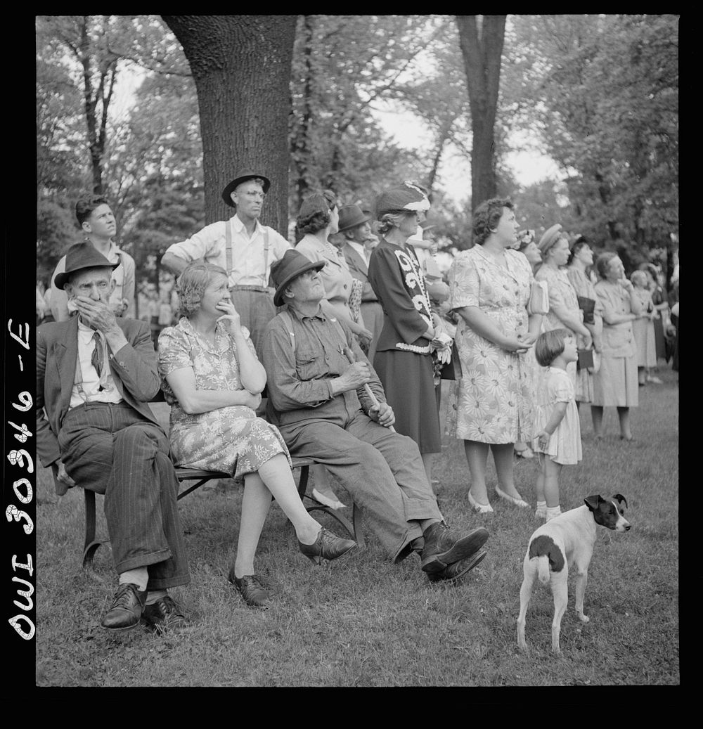 Gallipolis, Ohio. Part of crowd listening to Decoration Day ceremonies. Sourced from the Library of Congress.