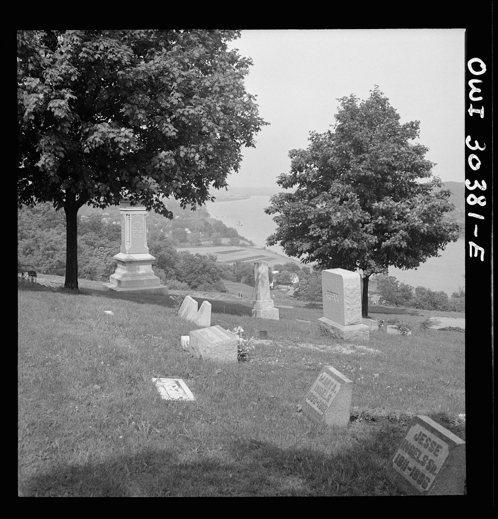 Cemetery overlooking the Ohio River. Sourced from the Library of Congress.