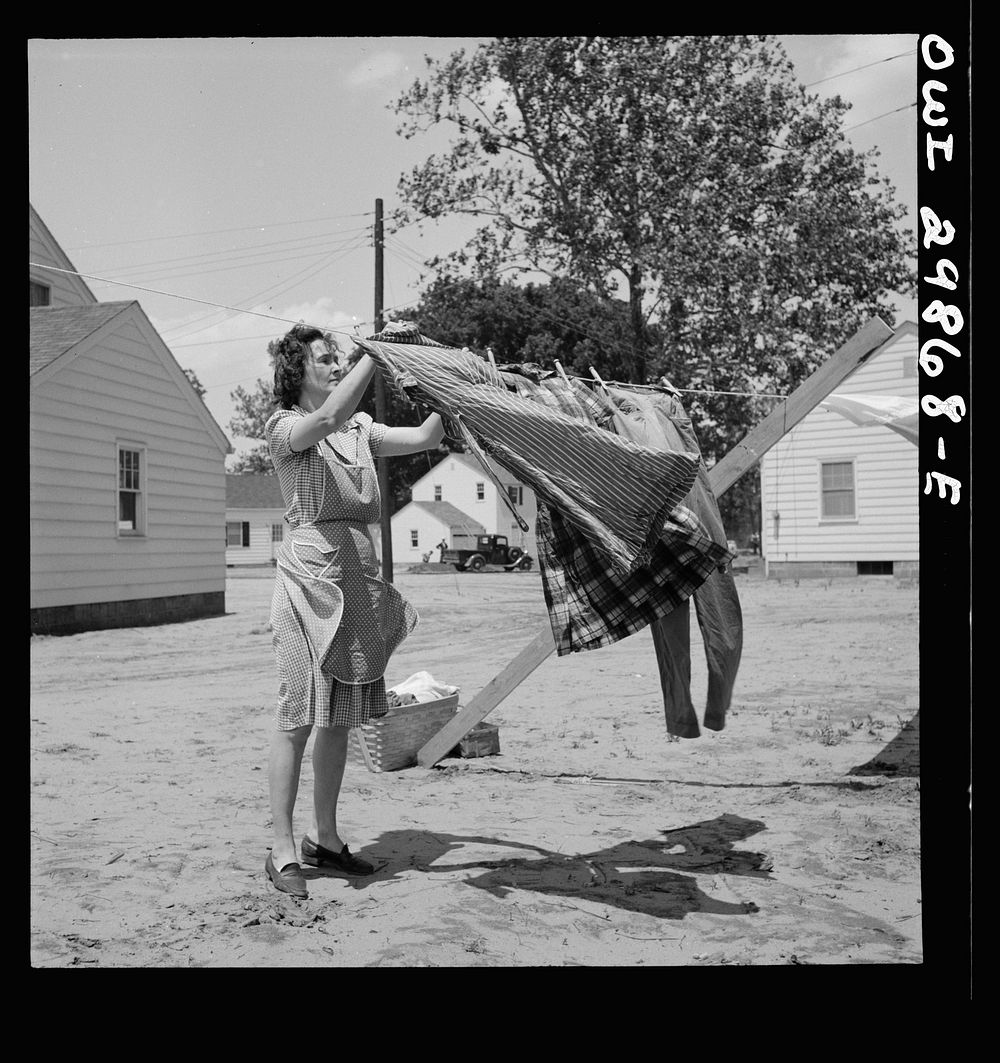 Point Pleasant, West Virginia. Hanging clothes on the line. Sourced from the Library of Congress.