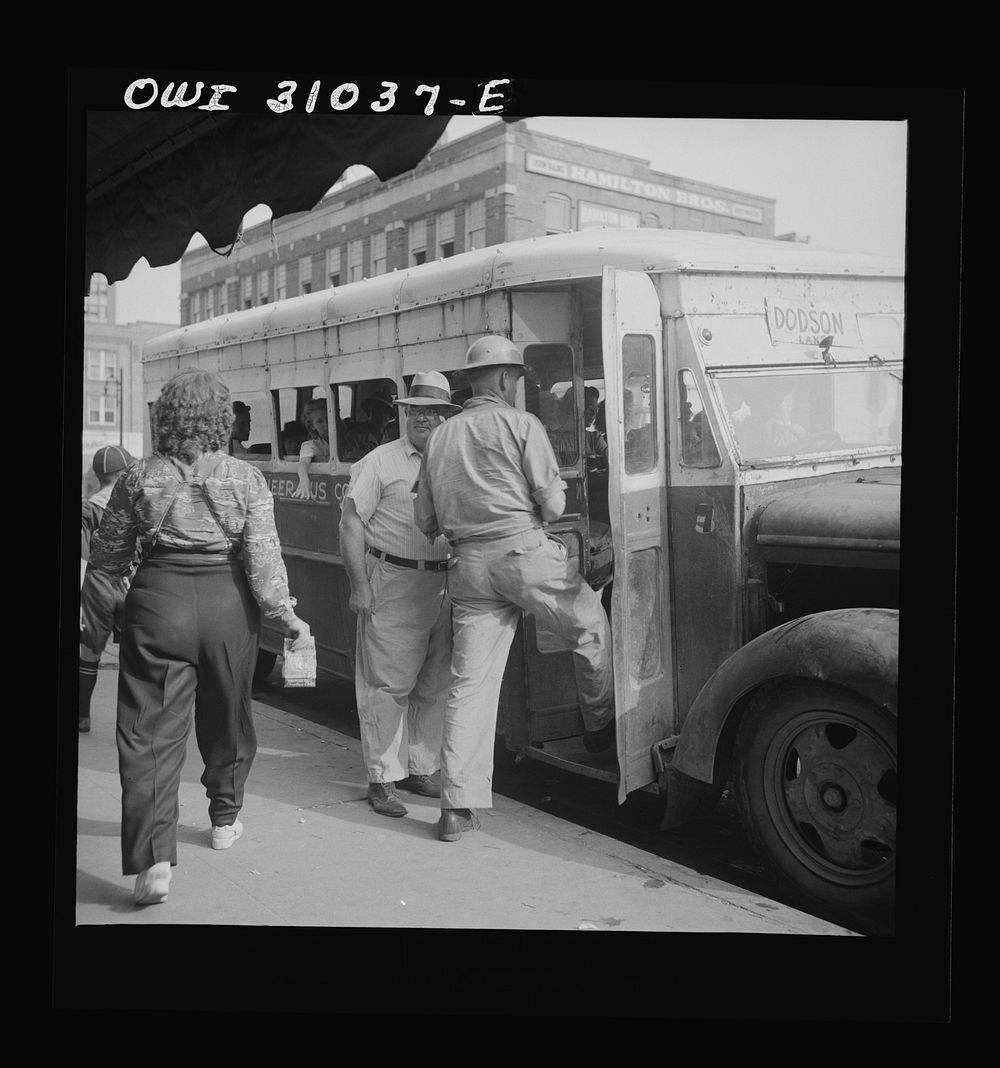 [Untitled photo, possibly related to: Houston, Texas. Boarding a bus]. Sourced from the Library of Congress.
