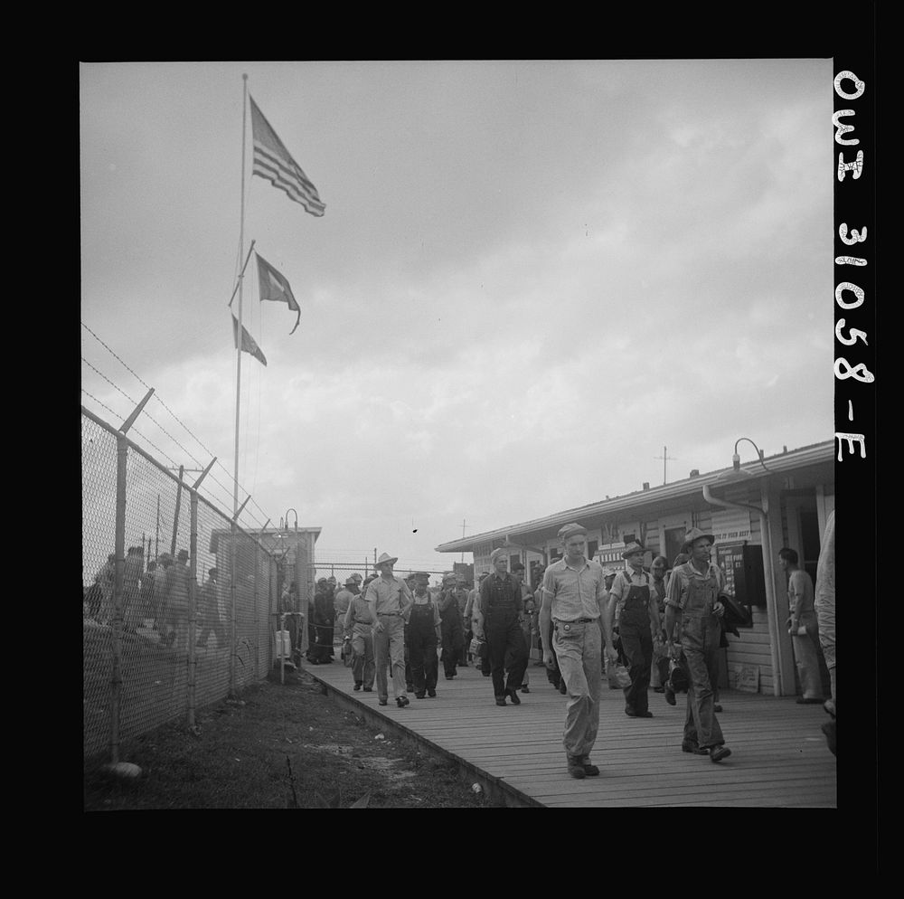 [Untitled photo, possibly related to: Beaumont, Texas. Workers leaving the Pennsylvania shipyards at the change of shift].…