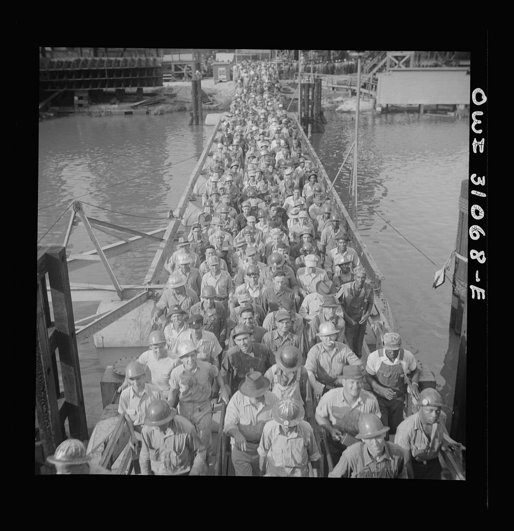 Beaumont, Texas. Workers leaving the Pennsylvania shipyards. Sourced from the Library of Congress.