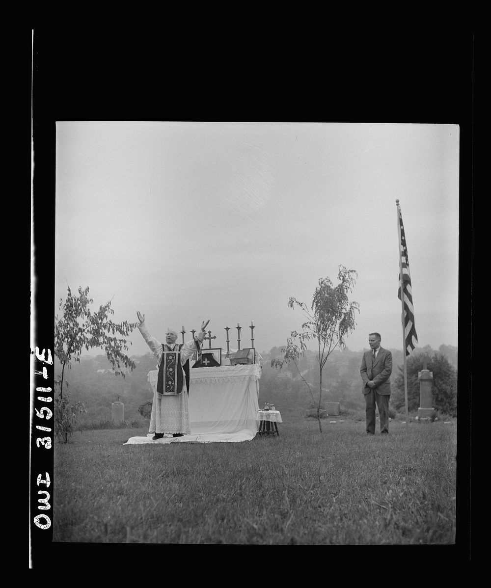 Pittsburgh, Pennsylvania. Mass being held in the Lithuanian cemetery on Memorial Day. Sourced from the Library of Congress.