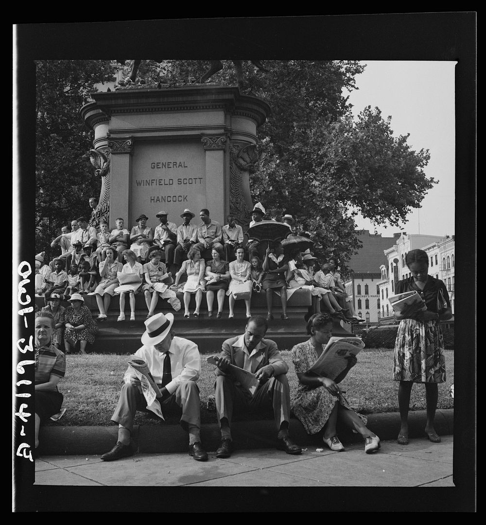 Washington, D.C. Waiting for the parade to recruit civilian defense volunteers. Sourced from the Library of Congress.
