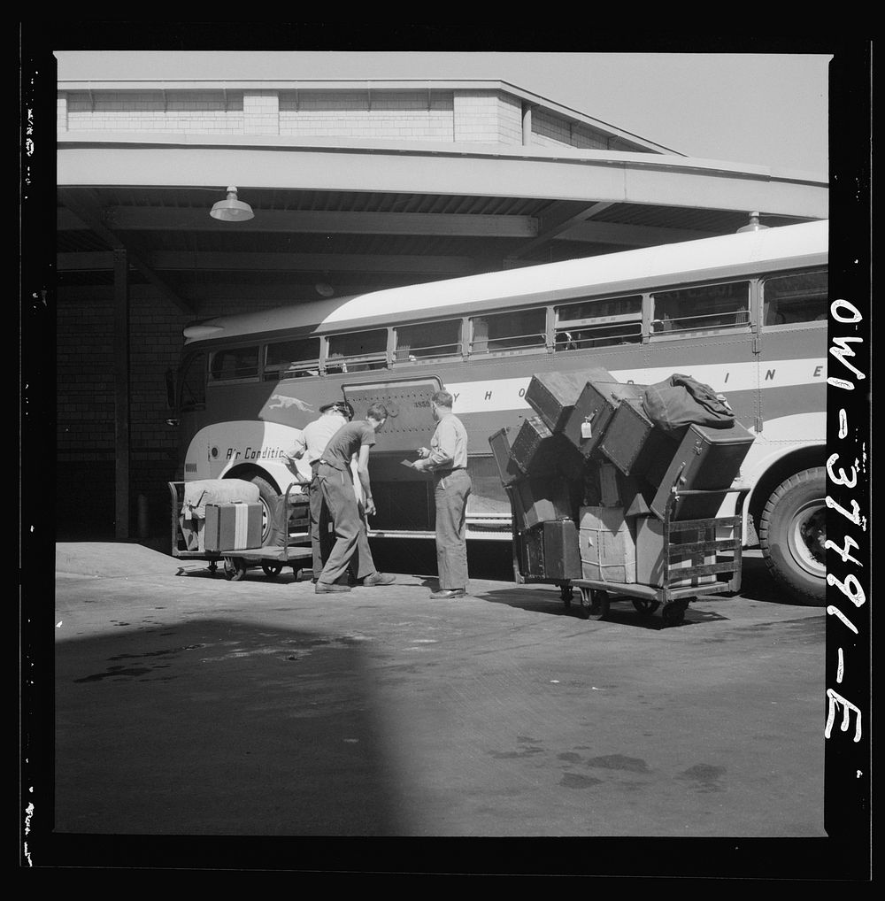 Cincinnati, Ohio. Loading baggage Greyhound Free Photo rawpixel