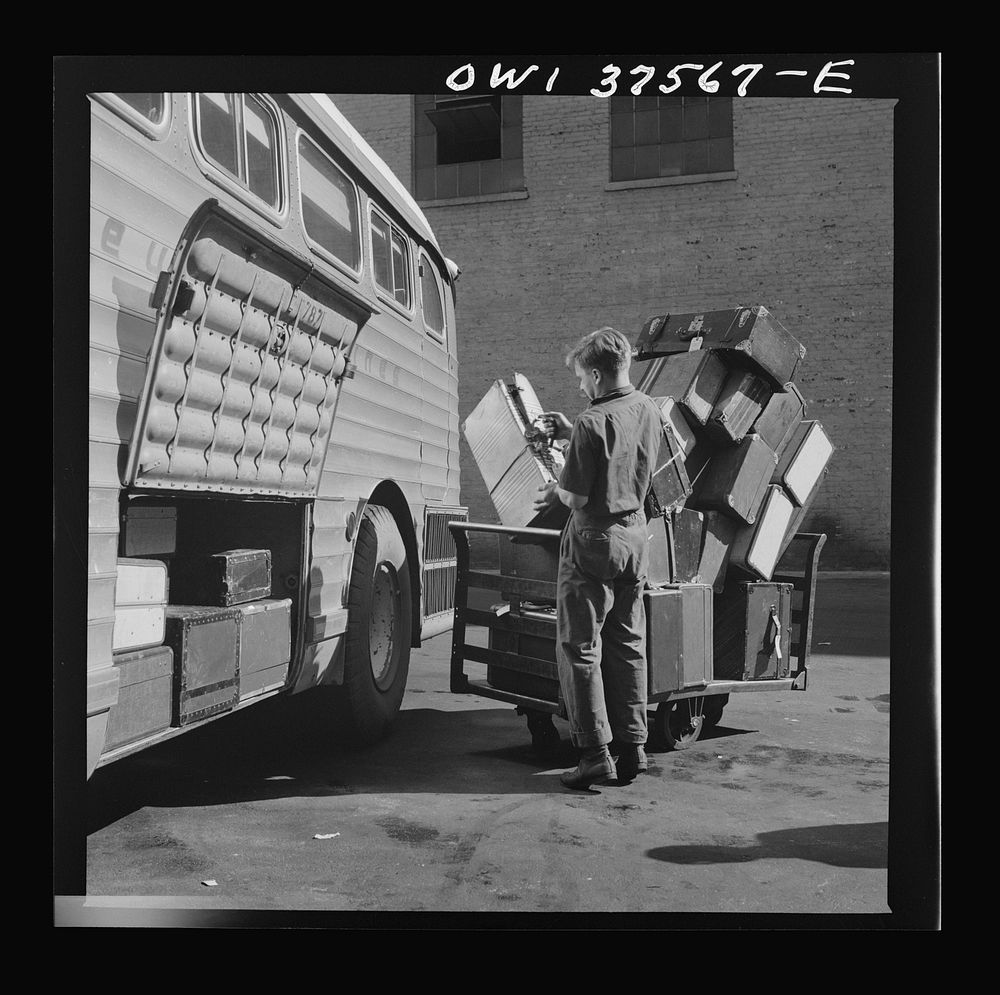Cincinnati, Ohio. Loading baggage Greyhound Free Photo rawpixel